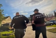 Sáčky s pervitinem i 800 tisíc v hotovosti! Kolínští kriminalisté si došlápli na prodejce drog v Pečkách